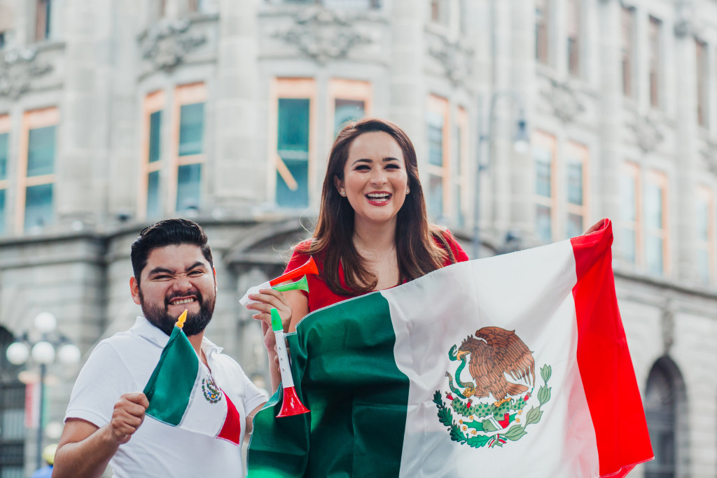 Mexico flag couples holding it