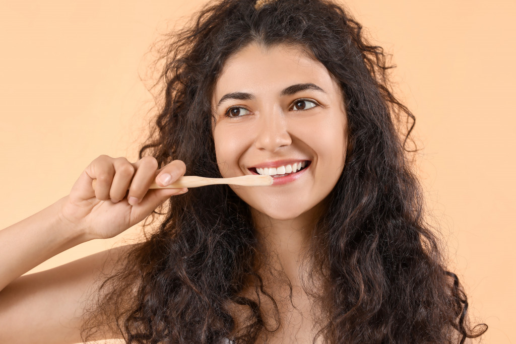 woman brushing her teeth