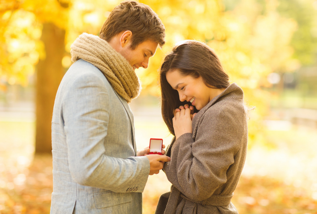 man proposing to his girlfriend at fall