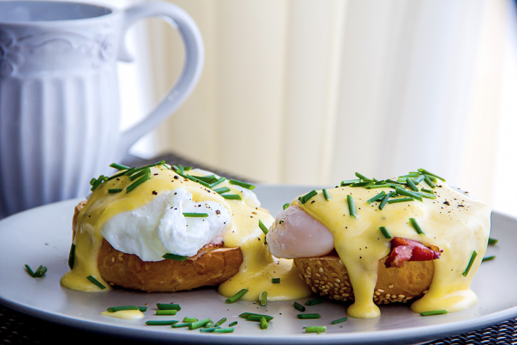 eggs benedict on a muffin breakfast